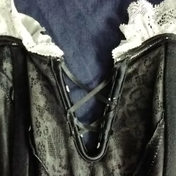 VS Black & White Corset & G-string Panty - Picture 10 of 11